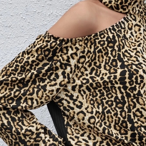 Beautiful woman high neck leopard color block tops - Picture 4 of 6
